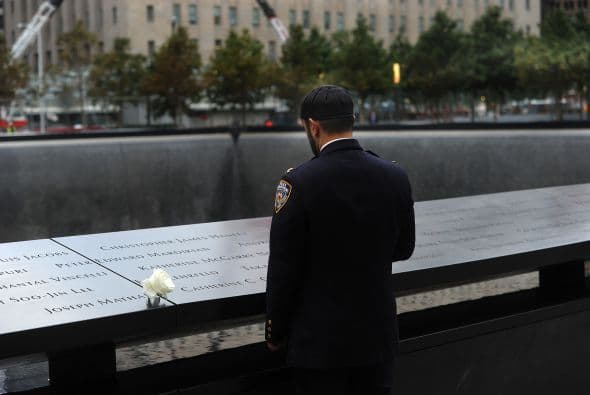 La ceremonia para conmemorar el decimotercer aniversario del 11 de septiembre de 2001 con la que los neoyorquinos recuerdan a las casi 3,000 víctimas de los atentados de esa fecha contra Estados Unidos, arrancó en el Memorial del 9/11. Líderes políticos, familiares de las víctimas y agentes de orden participaron en la ceremonia en la cual los nombres de cada víctima fueron leídos.