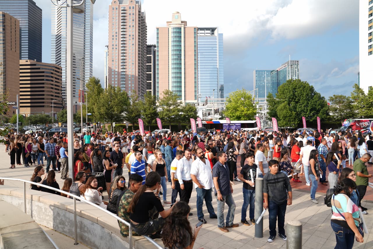 Definitivamente los latinos en Houston no querian que les contaran. Lo querian vivir en vivo y a todo color.