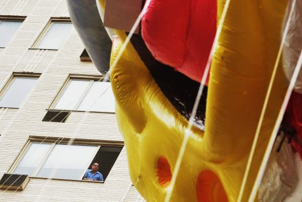 Los globos gigantes de distintos personajes recorrieron las calles de Manhattan. En esta imagen podemos apreciar el tamaño de las coloridas figuras, en comparación con el hombre que las mira a través de la ventana.