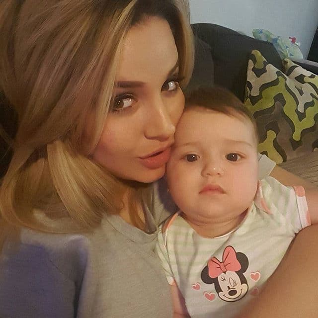 La hermosa Kamilia nació un 27 de agosto del 2015 pa las 12:15 PM. La pequeña pesó unas 8 libras con 4 onzas y midió 21 pulgadas. Gred nos ha mantenido informados de todos los procesos de su crecimiento. La princesa ya tiene 8 meses y está hermosa.