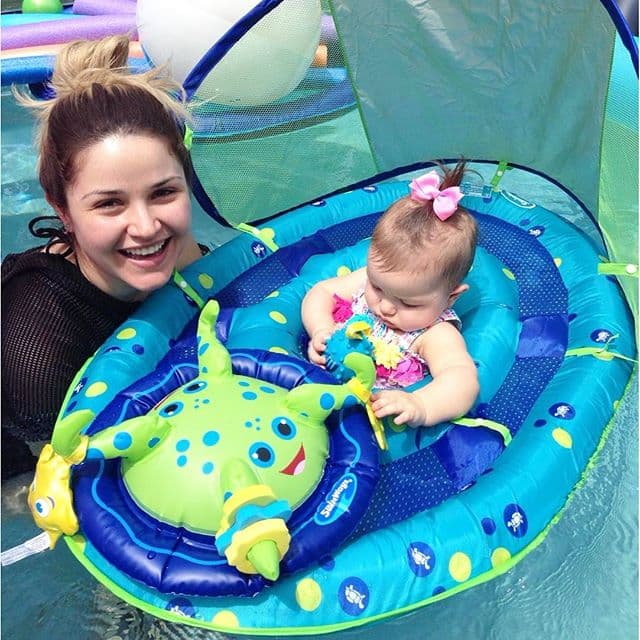 La hermosa Kamilia nació un 27 de agosto del 2015 pa las 12:15 PM. La pequeña pesó unas 8 libras con 4 onzas y midió 21 pulgadas. Gred nos ha mantenido informados de todos los procesos de su crecimiento. La princesa ya tiene 8 meses y está hermosa.