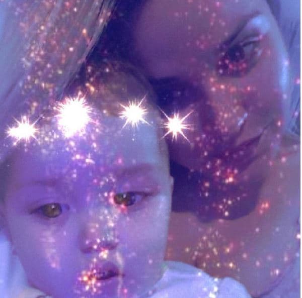 La hermosa Kamilia nació un 27 de agosto del 2015 pa las 12:15 PM. La pequeña pesó unas 8 libras con 4 onzas y midió 21 pulgadas. Gred nos ha mantenido informados de todos los procesos de su crecimiento. La princesa ya tiene 8 meses y está hermosa.