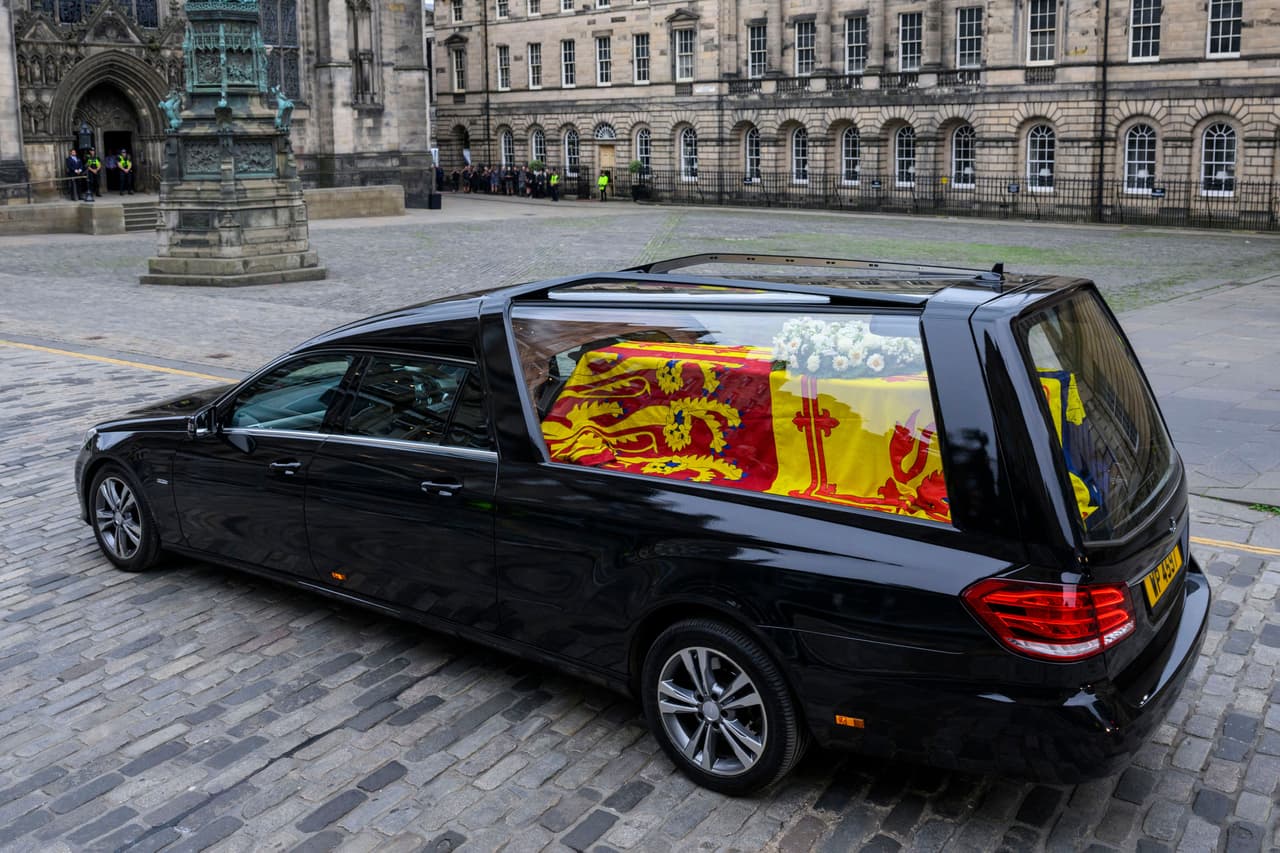 Cuando el féretro de la reina Isabel llegó a Holyroodhouse estaban los otros dos hijos varones de la soberana, los príncipes Andrés y Eduardo.
<br>