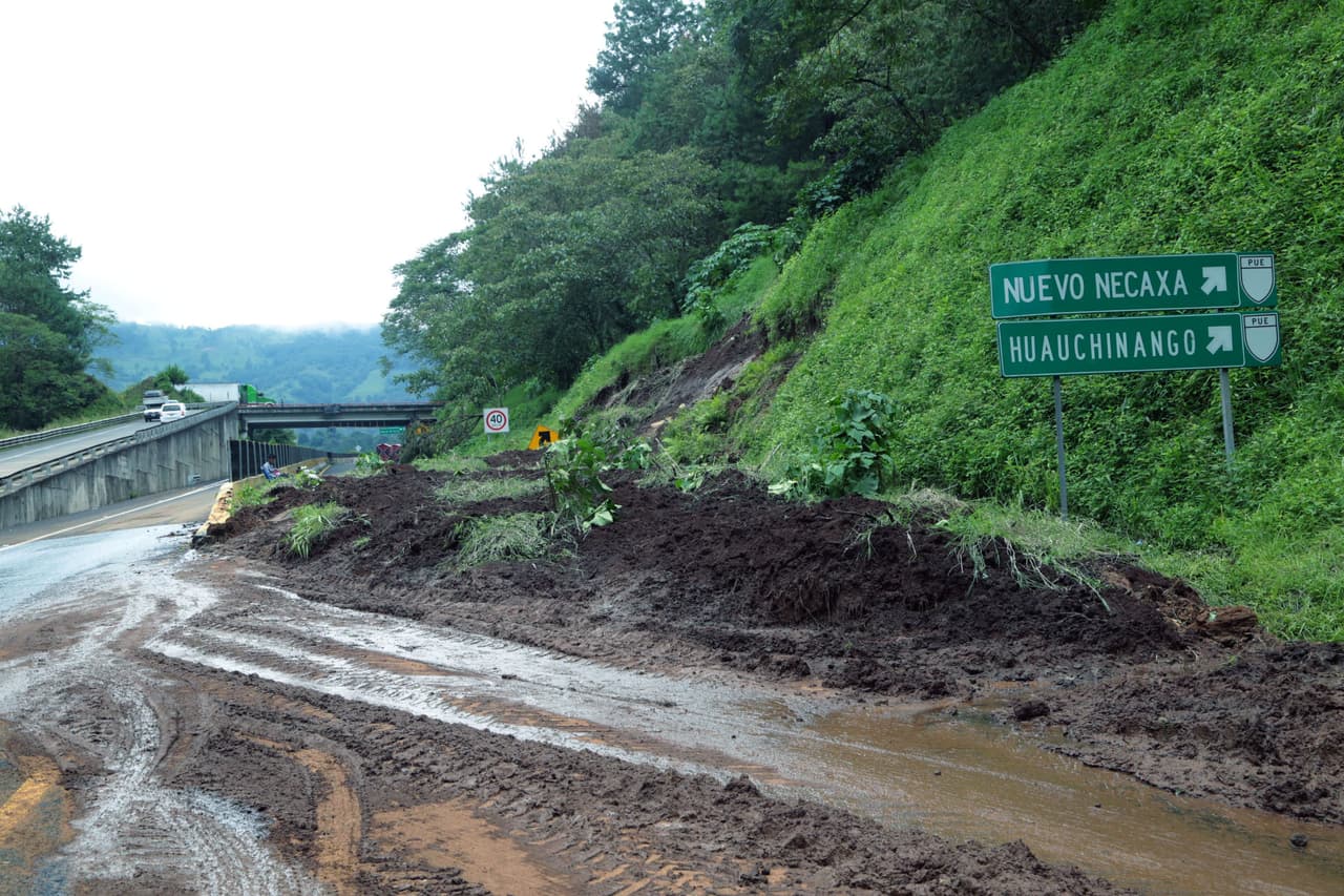 Algunas carreteras en el estado de Puebla quedaron destruidas y los poblados incomunicados.