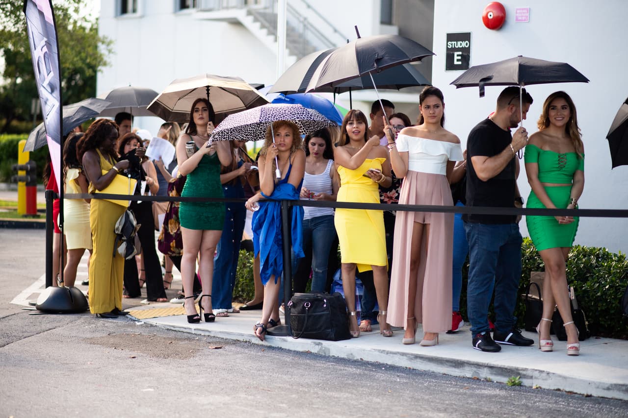 SIn importar las inclemencias del tiempo, las chicas esperaron en fila para entrar.