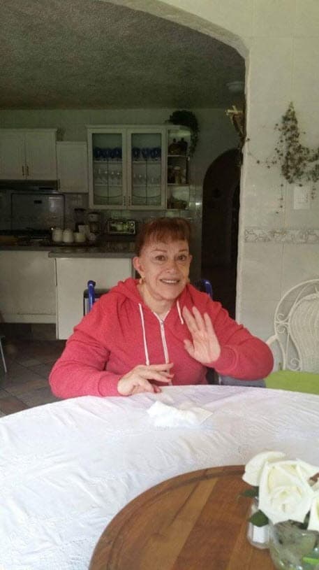 "
<b>Está muy delgada, que ya ves que fue su lucha</b>, pero come perfectamente, está bien mi mami. Ella no está enferma de nada, ella nada más fue su atrofia que tuvo, la falta de oxígeno a su cerebro, pues 
<b>esas lesiones son irreversibles</b>, se recuperó lo que se pudo recuperar, pero en cuanto a todo lo demás, mi mamá no te padece de nada, no tiene ningún cuidado especial, ninguna máquina ni nada", dijo en el programa 'Sale el sol' el 12 de mayo de 2020. 
<br>