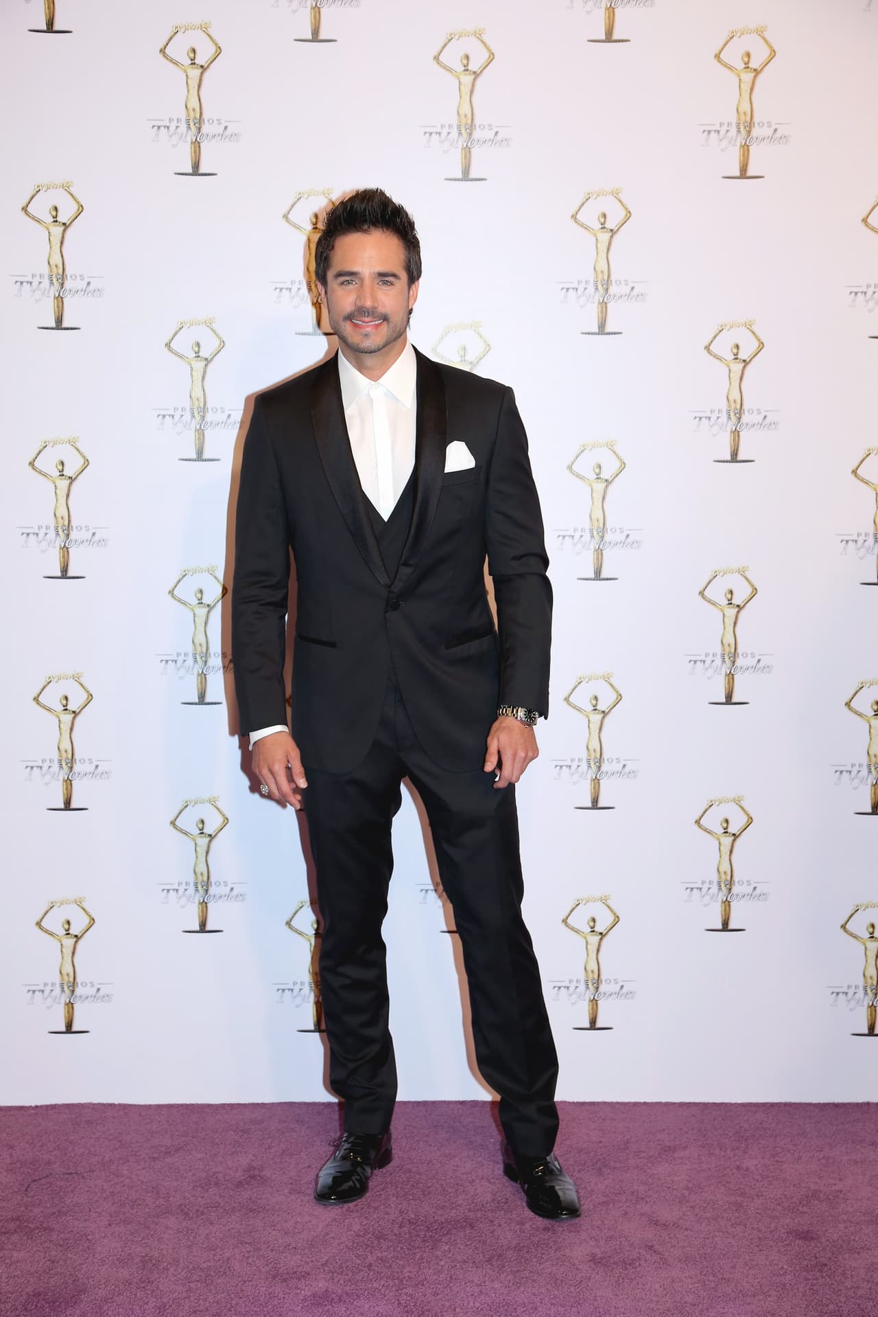 Otro de los galanes que siempre roban suspiros en la pasarela es 
<b><a href="http://www.univision.com/temas/jose-ron">José Ron</a></b>, quien este año utilizó un traje negro con chaleco.