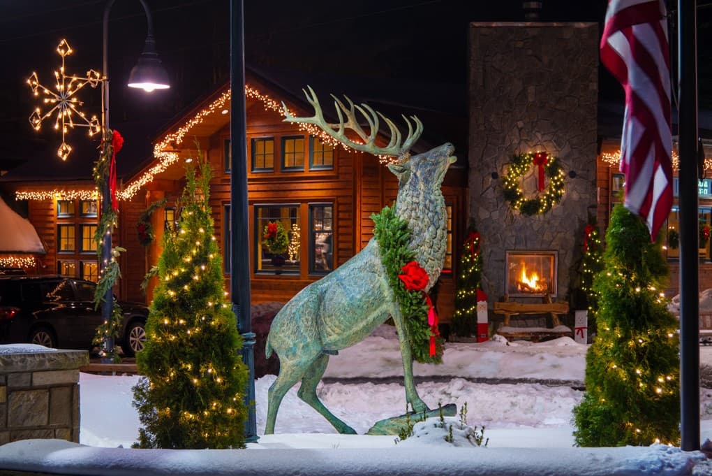 <b>Banner Elk</b>. Banner Elk es el paquete perfecto para una pequeña ciudad, con sus cafeterías, tiendas de sándwiches y un notable local italiano de gestión familiar. Si bien es un lugar estrecho y acogedor, la escena culinaria es vibrante. Desde espectáculos de teatro comunitario hasta conservatorios de vida silvestre, las actividades varían mucho. Banner Elk es hermoso cuando cae la nieve, y el próximo Beech Mountain Resort ofrece muchas opciones de diversión, como probar una cerveza elaborada localmente en la cálida yurta en la cima de la montaña.
<br>
<br>
<a href="https://goo.gl/maps/ZELQitpQ6tHn1Fce8"><b>Cómo llegar</b></a>