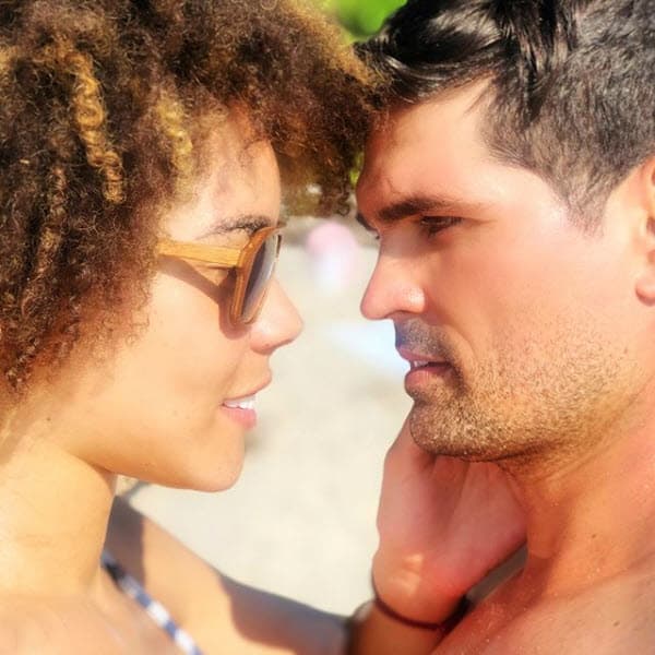 La pareja se mostró muy emocionada por el primer encuentro que tuvieron con 
<b>Dante</b>, tras pasar más de 15 días sin poder tocarlo porque el niño recibía tratamiento intensivo para combatir 
<b><a href="https://www.univision.com/famosos/ruegan-por-oraciones-ferdinando-valencia-y-su-esposa-confirman-que-uno-de-sus-bebes-fue-hospitalizado-de-nuevo-fotos">la meningitis que lo mantuvo entre la vida y la muerte</a></b>.