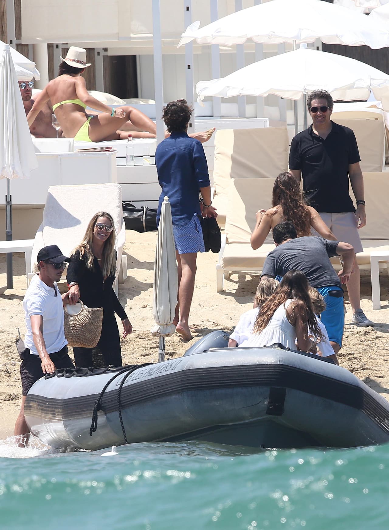 También pasearon por la playa.