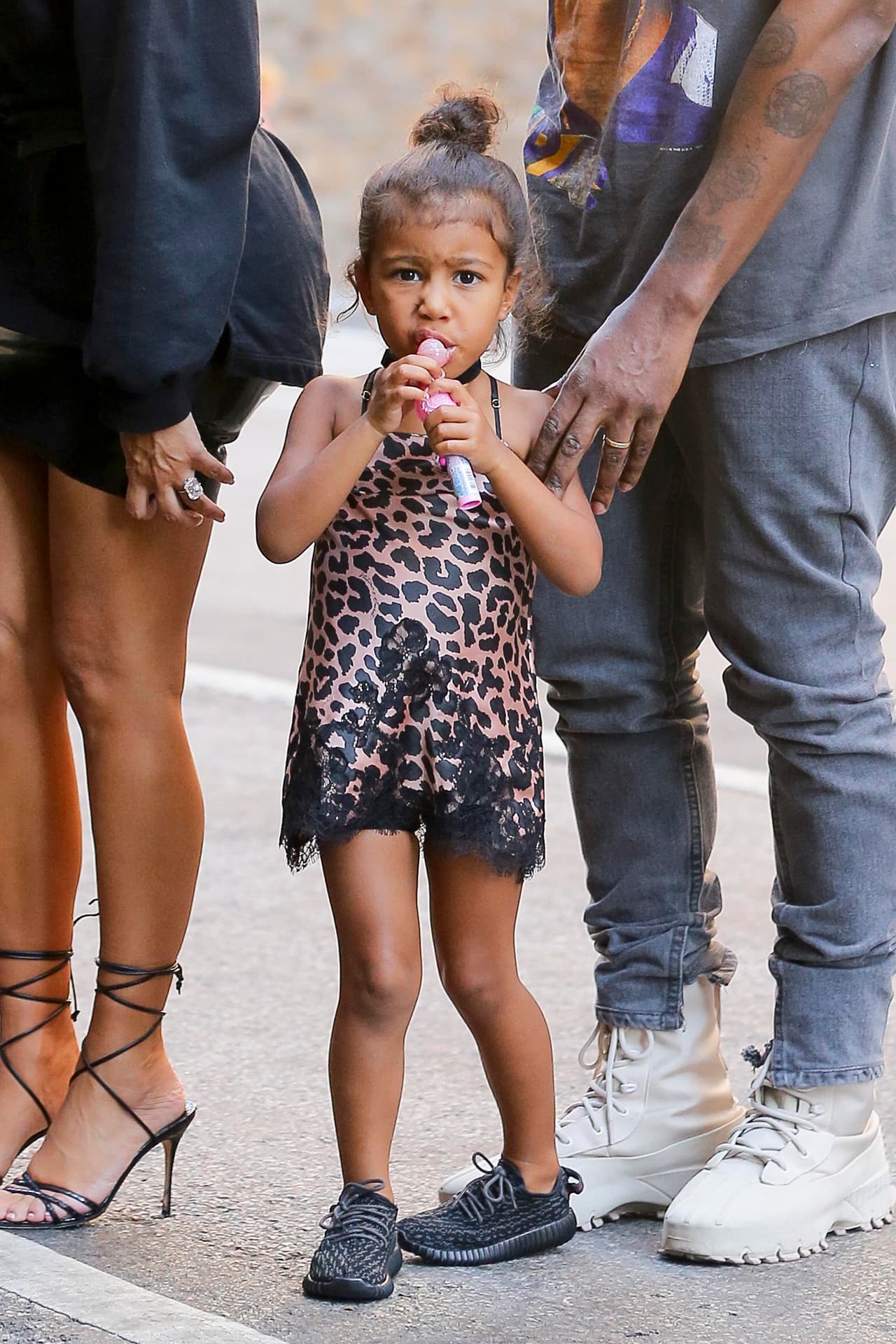 Poco a poco se le fue quitando el enojo.