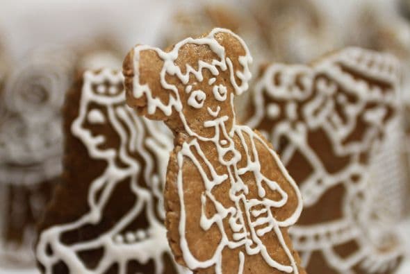 Podemos ver como en cada una de las galletas los detalles están perfectos. Esta niñita toca un instrumento.