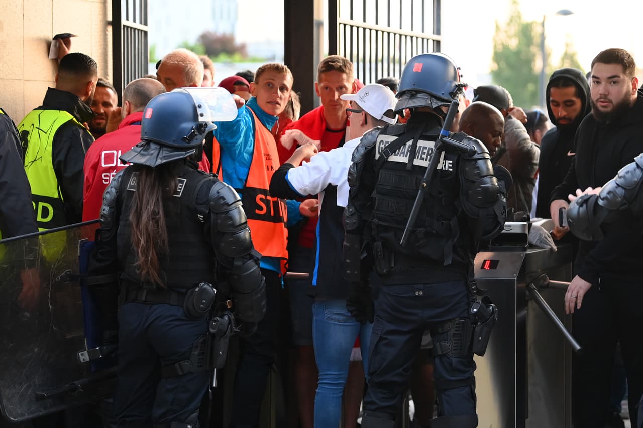 Aficionados sin boleto generan caos al meterse por la fuerza en las inmedicaciones del Stade de France.