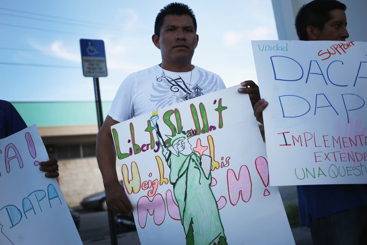 Estudiantes indocumentados y sus aliados protestan contra prohibición