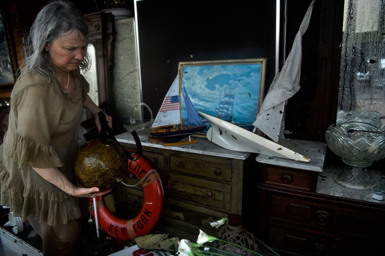 Jane Lindsey, dueña de una tienda de antiguedades en Panama City, intenta rescatar sus pertenencias destrozadas por Michael. El centro de esta ciudad, con decenas de locales comerciales y varios de estos especializados en antigüedades quedaron muy afectados.
