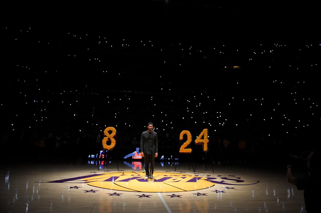 Para empezar el homenaje, con todo el recinto a oscuras, alumbrado solo por la luz central y las linternas de los celulares, entre los números 8 y 24 que llevó en su camiseta Kobe con los Lakers, el cantante 
<b><a href="https://www.univision.com/temas/usher">Usher</a></b> interpretó "Amazing Grace" en honor a los Bryant, ante el completo silencio de la multitud.