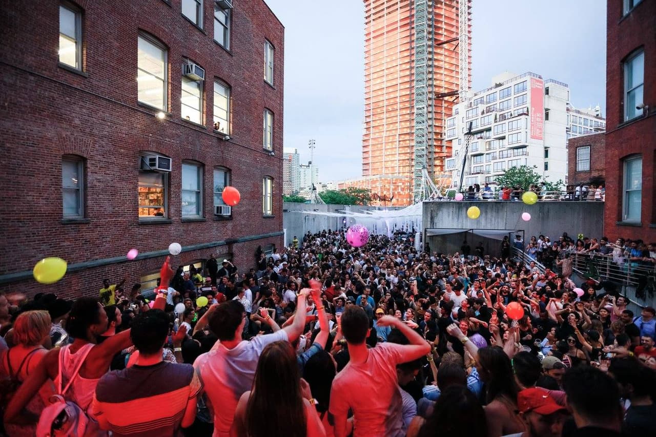 Warm Up at MoMA PS1 en la 22-25 Jackson Ave. en Queens, NY es una serie anual de conciertos que se celebra del 13 de julio al 31 de agosto.