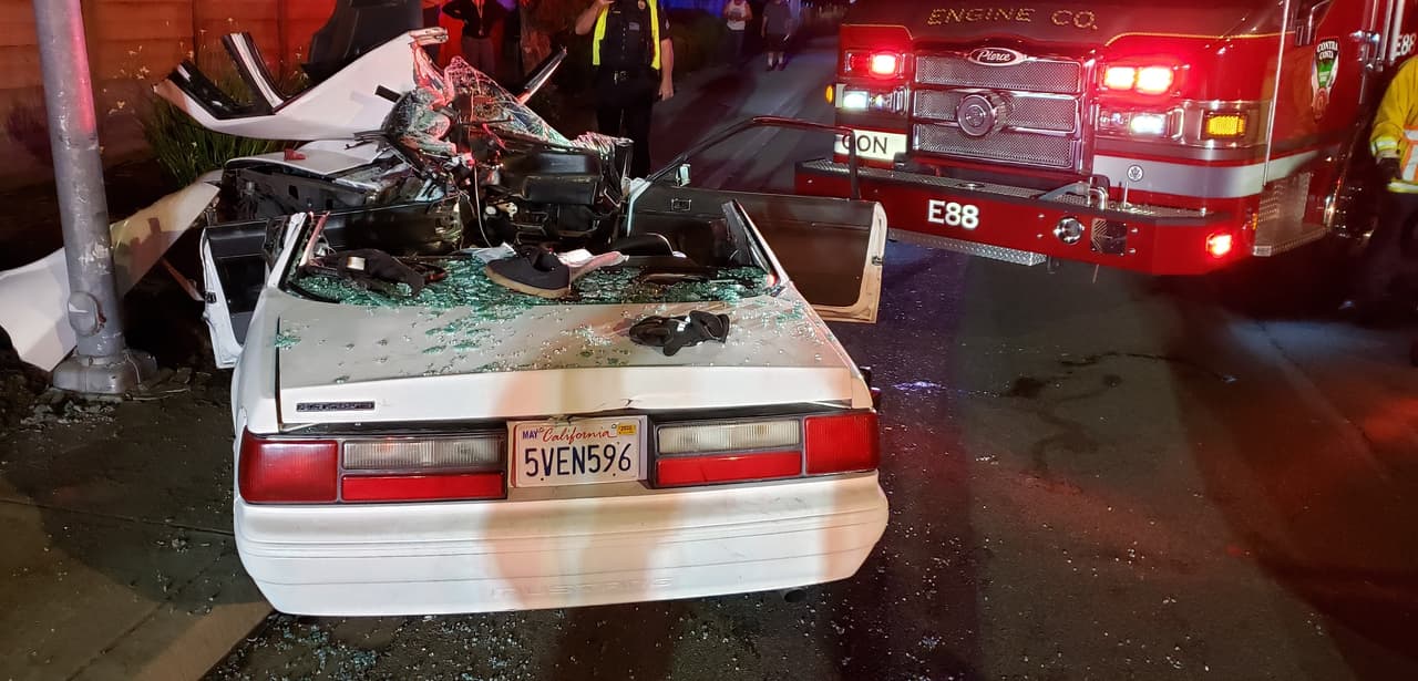 Entre los escombros se puede ver algunos objetos personales del conductor como sus zapatos y gorra en la parte trasera del vehículo.