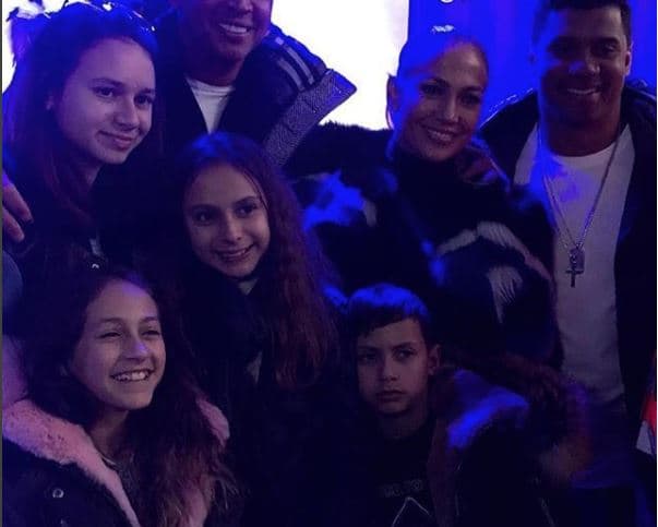 La novia del exbeisbolista Alex Rodríguez viajó desde Nueva York en combo familiar: sobrinos, hijos y el jugador de los Seattle Seahawks, Russell Wilson. Este concierto es especial para JLo que es muy fan de los Patriotas de Nueva Inglaterra.