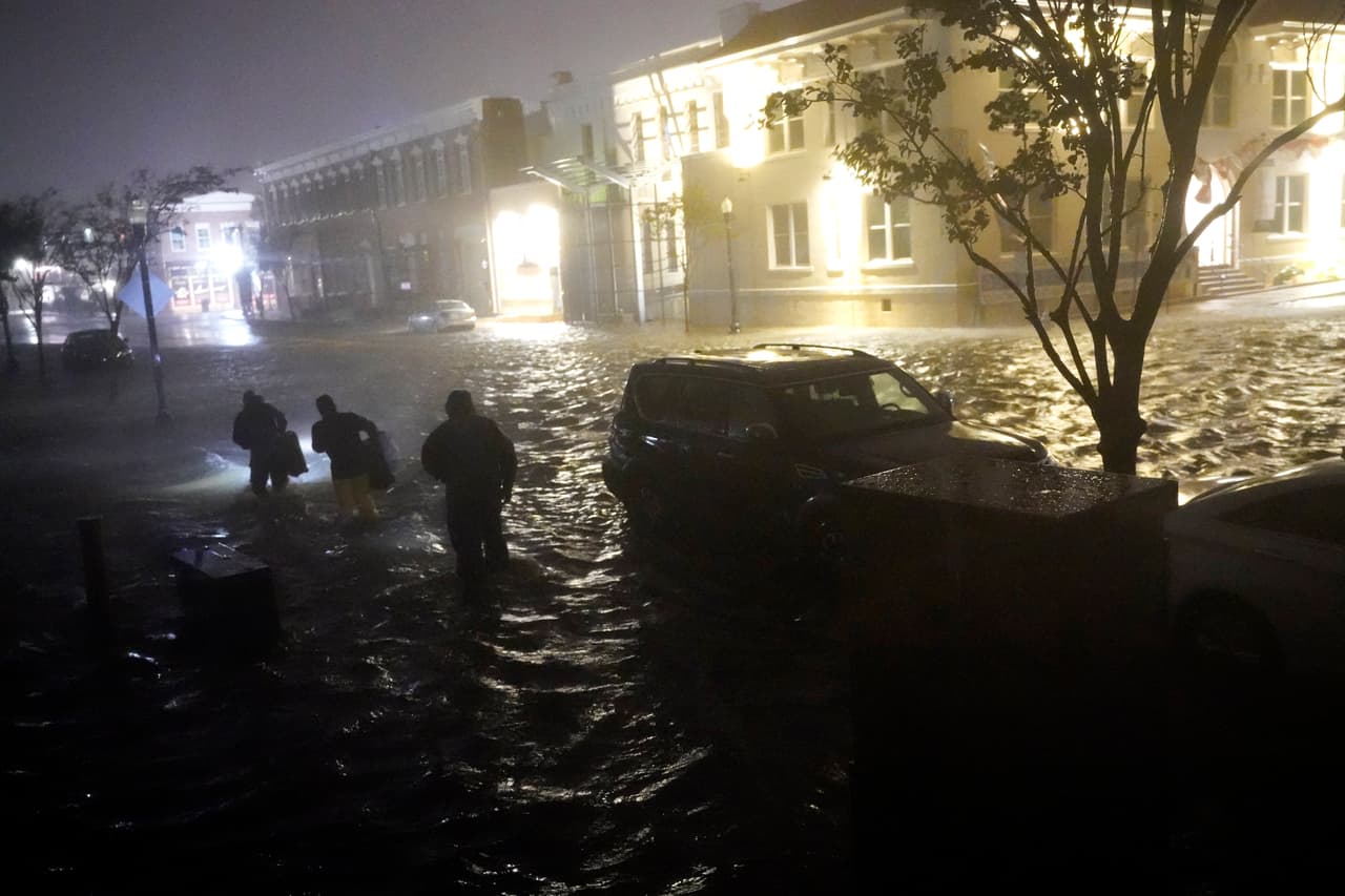 Algunos residentes de Pensacola intentaron rescatar sus vehículos de la inundación en la madrugada del miércoles.
<br>