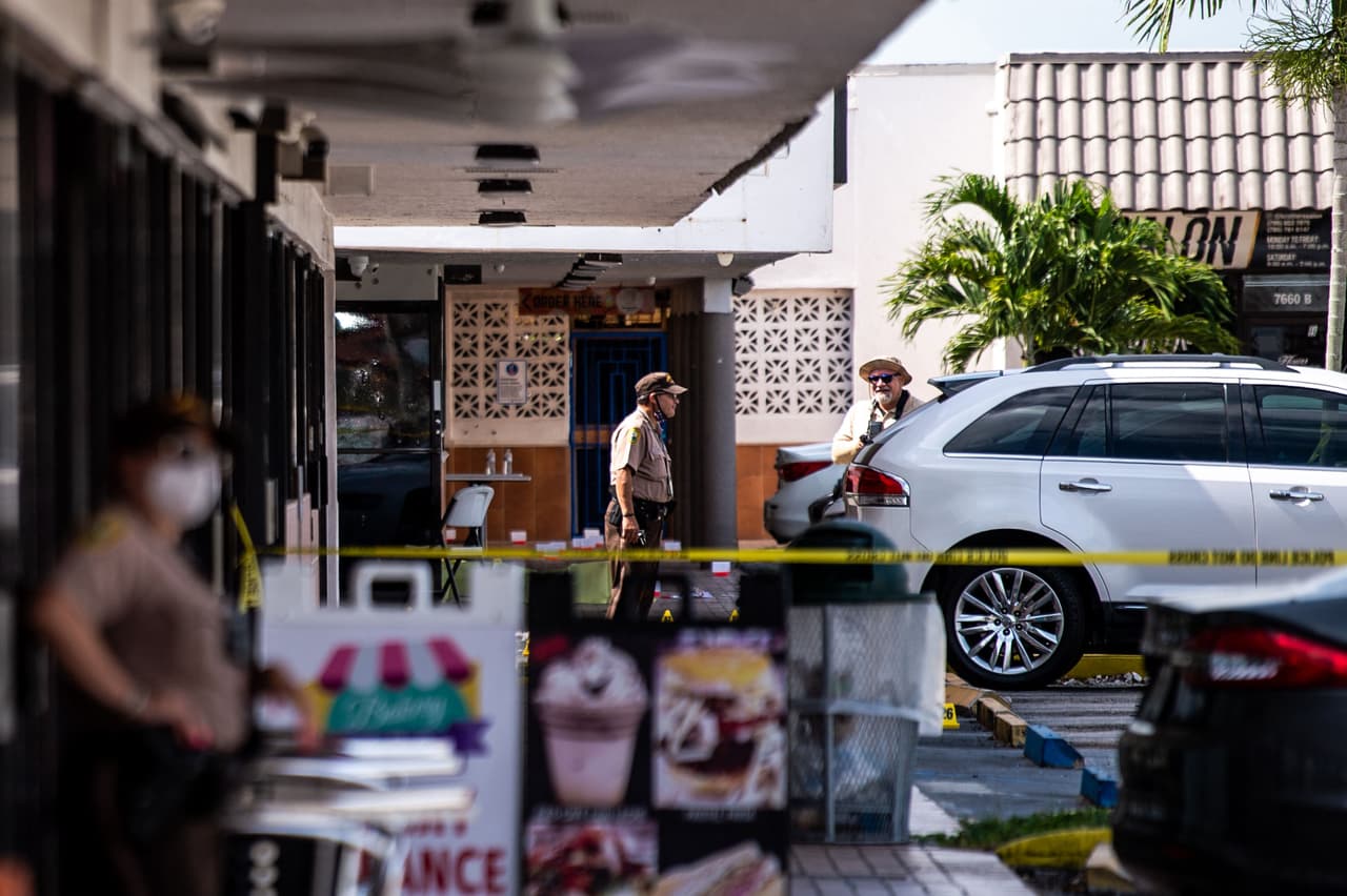 La gente abarrotó el lugar, que "estaba organizando un evento programado y varios clientes estaban afuera", dijo el Departamento de Policía de Miami-Dade en un comunicado.
