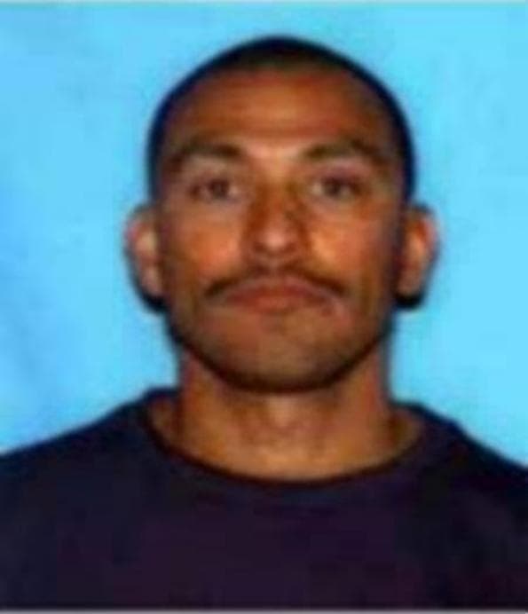 <b>César Villarreal</b>, un delincuente convicto y conocido miembro de una pandilla, es buscado por su presunta participación en la muerte a tiros de un hombre en California. Villarreal tiene cicatrices en la espalda y el tobillo izquierdo. Tiene un tatuaje de labios rojos y la palabra "Ofelia" en su seno izquierdo. Villarreal está completamente tatuado desde arriba de su pectoral derecho hasta su espalda, y en sus piernas izquierda y derecha debajo de las rodillas.
<br>
<br>Las autoridades creen que ahora vive en México y anteriormente en Baldwin Park, California.
<br>