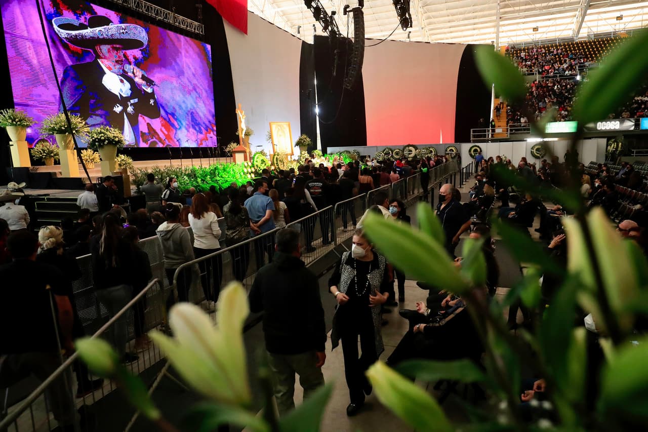 Una larga fila de personas que esperaban su oportunidad para acercarse al féretro con los restos de Fernández en la Arena VFG. Este recinto con capacidad para 15,000 personas está ubicado al lado de la hacienda de la familia Fernández y su nombre son las siglas del cantante: Vicente Fernández Gómez.