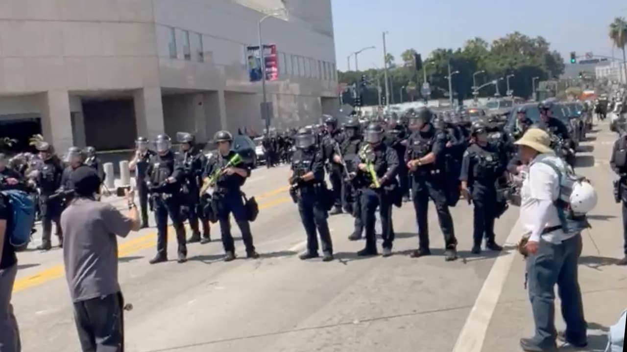 El LAPD declaró “reunión ilegal” la 
<b>protesta contra ICE frente al Edificio Federal de Los Ángeles</b>, en la calle Alameda, después de cinco días consecutivos de manifestaciones en la ciudad.