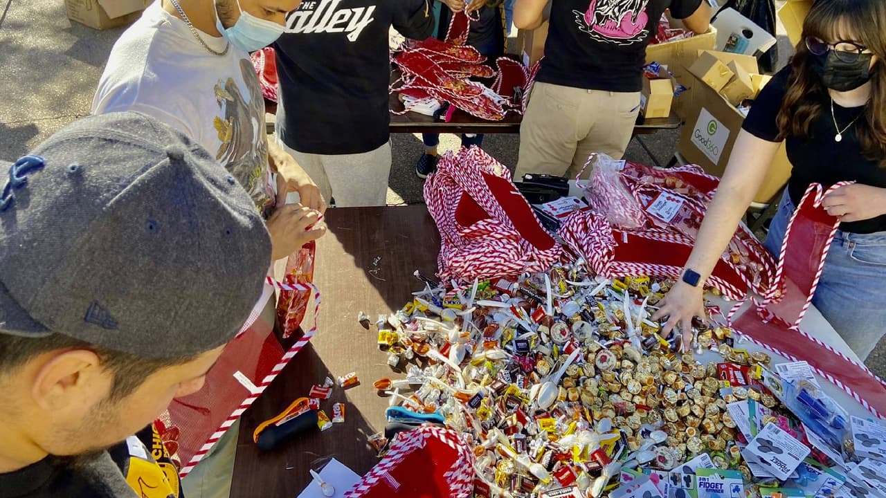 Hoy siguiendo la tradición, voluntarios comenzaron a armar las botas navideñas y los regalos para más de 500 familias necesitadas en Arizona.