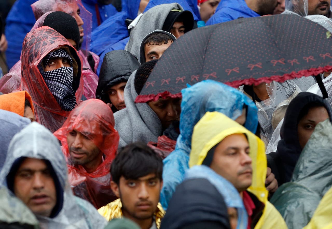 Cientos de refugiados bajo la lluvia y el frío entre Croacia y Eslovenia