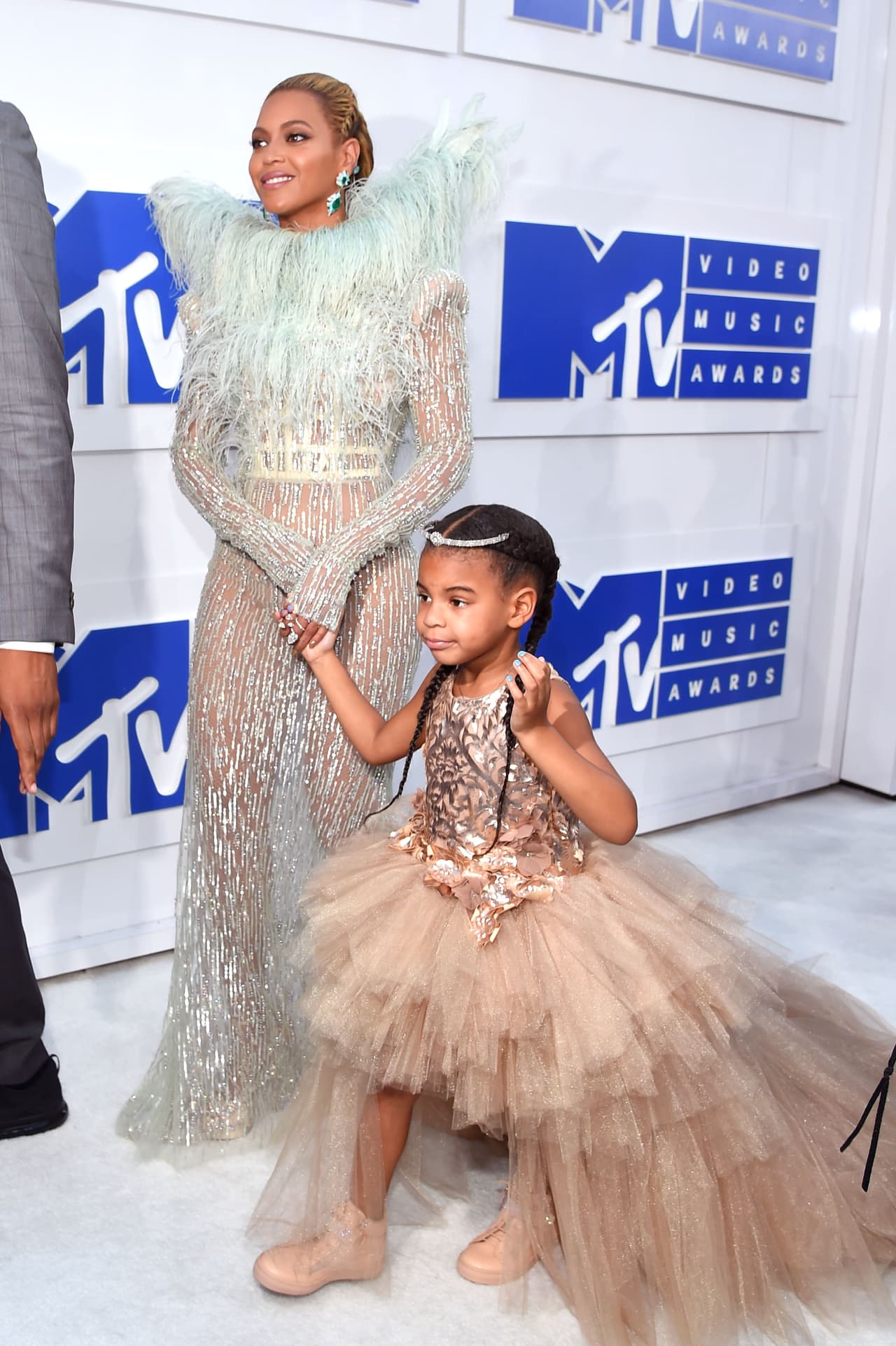 Para algunos medios no fue casualidad que Kim y su hija optaran por un look super cute para asistir a un evento, tal como lo hicieran primero Beyoncé y Blue Ivy.