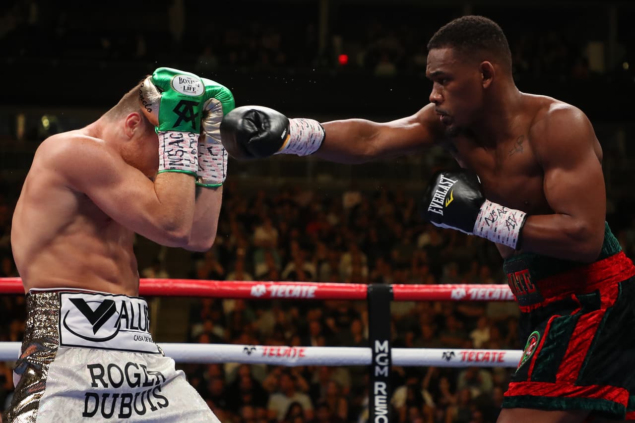 En el cuarto round con una buena serie de intercambios tomó ritmo el combate, donde Daniel Jacobs (derecha) encontró la reacción.