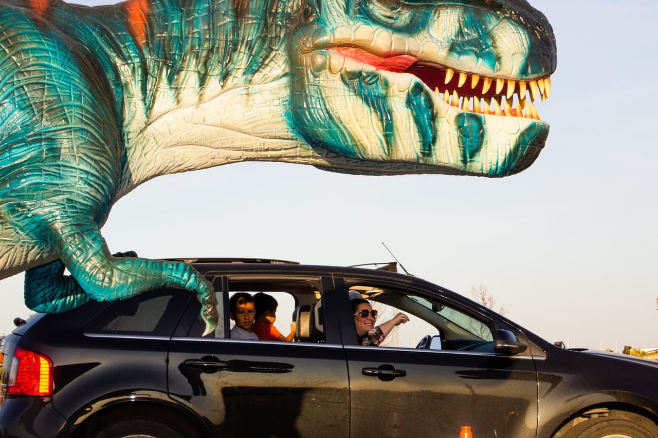 El recorrido promete un viaje donde desde el vehículo se puede interactuar con estos animales que habitaron la Tierra hace 150 millones de años.