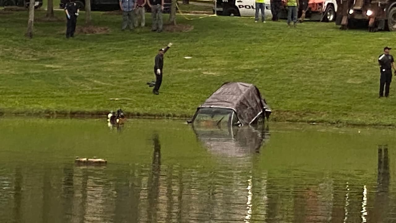 Desde que comenzaron a sacar la camioneta, testigos dijeron que era la que conducía
<b><a href="https://www.univision.com/local/houston-kxln/desaparecida-erica-hernandez-busqueda-madre-autoridades-houston-fotos-1">la señora Hernández</a></b> la noche que desapareció.