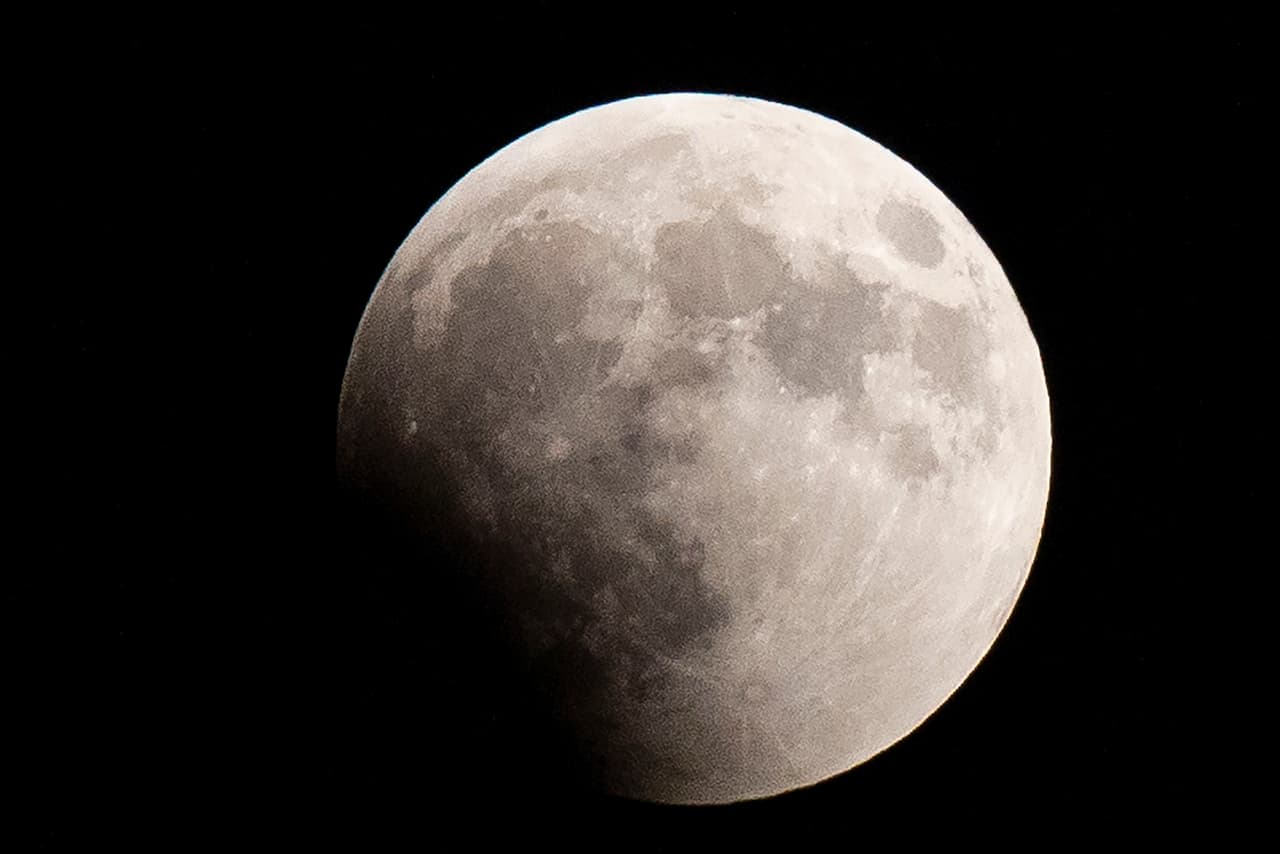 ¿Qué es la Luna negra que está en el cielo esta noche? 