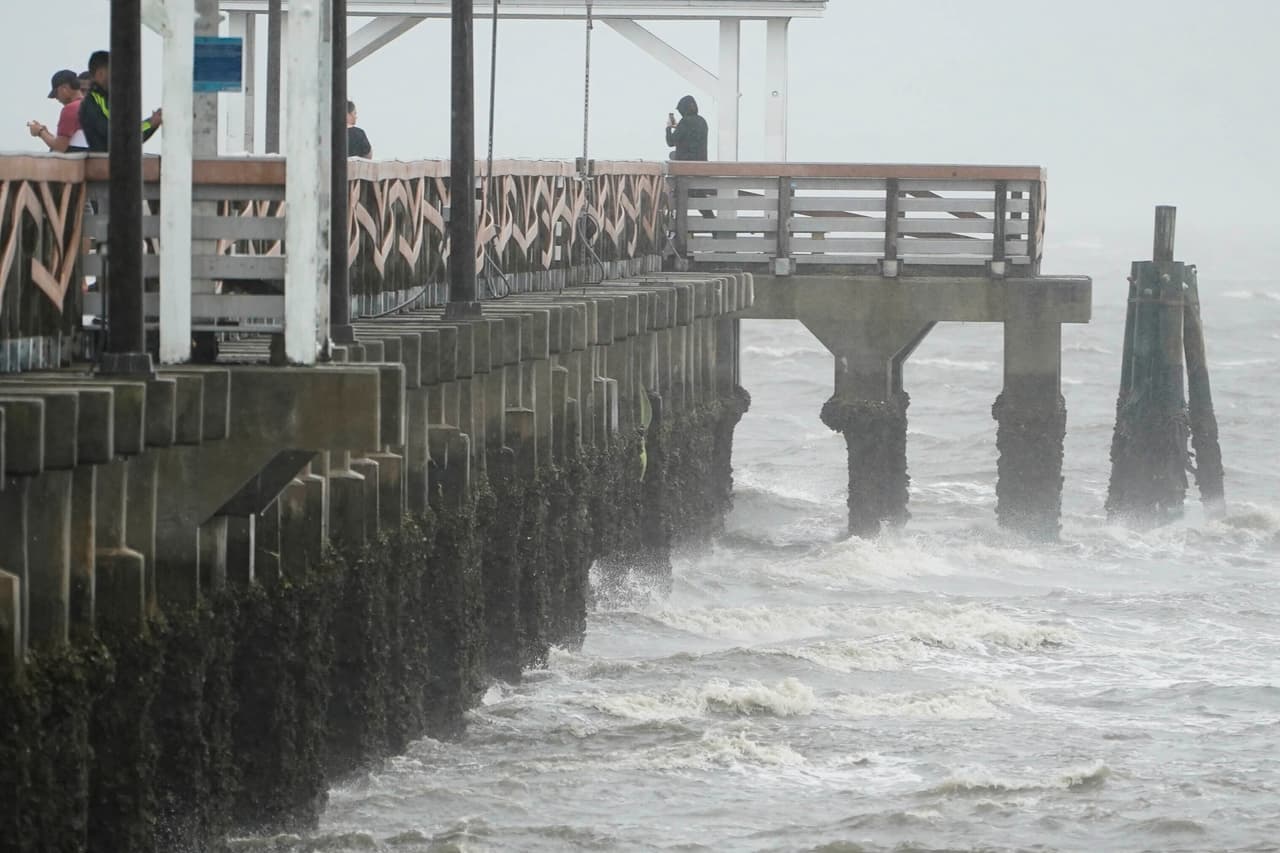 Las olas golpean Point Pier, en Tampa, Florida. Unos 2.5 millones de personas habían recibido órdenes de evacuar el área antes de la llegada de la tormenta, la cual lleva vientos máximos sostenidos de 241 kilómetros por hora (150 mph).