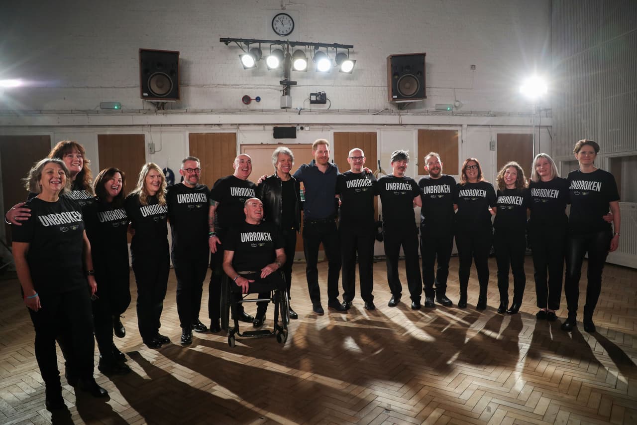 Al concluir, Harry y Bon Jovi abrazaron a los miembros del coro de la Fundación Invictus Games, que impartieron puro sentimiento al tema 'Unbroken'.