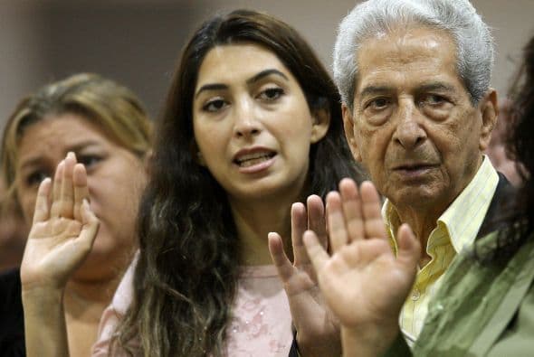 De los 41.3 millones de estadounidenses adultos no ancianos y otros residentes legales de los Estados Unidos denominados como «elegibles y sin seguro», 10.2 millones de personas, o uno de cada cuatro (25 por ciento), son latinos.