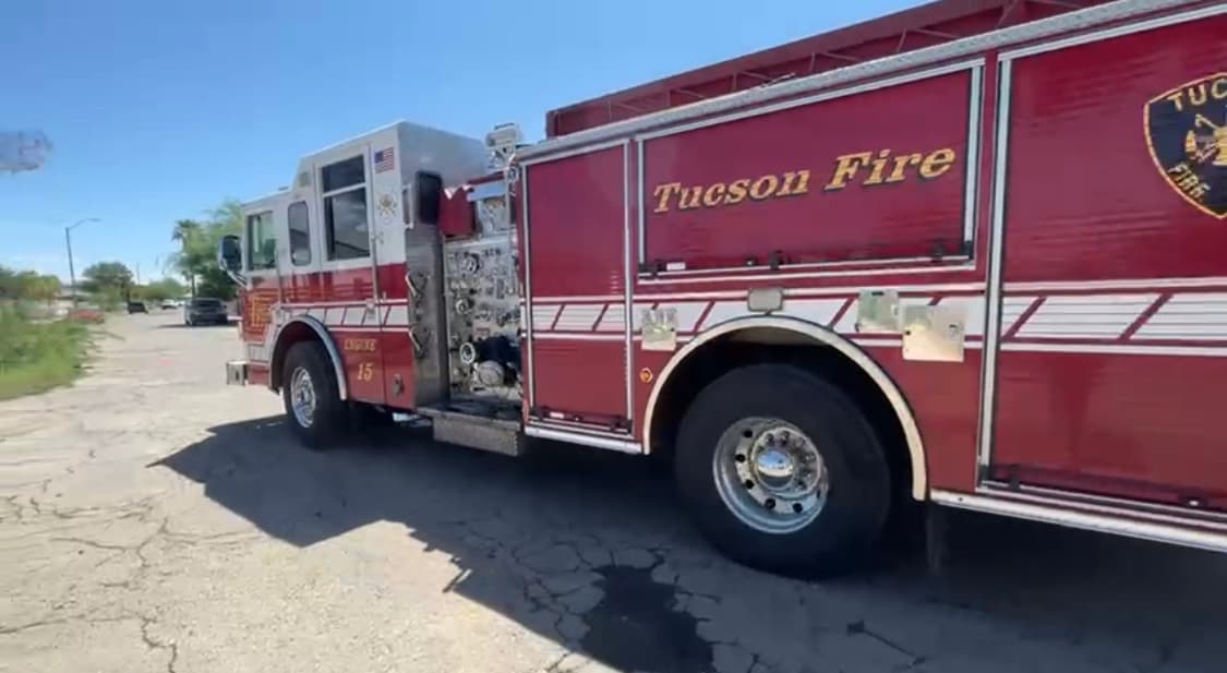 Dos personas murieron el domingo y varias más resultaron heridas en los disparos y el incendio de la casa. El jefe de policía dijo que los incidentes comenzaron con una llamada sobre un incendio en una casa cerca de South Campbell Avenue y East Irene Vista a las 3:45 pm.