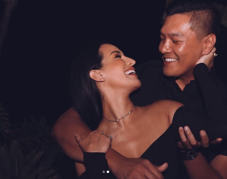 "Decidimos que
<b>lo importante era unir nuestras vidas</b> y que después, cuando todo mejore, podemos celebrar en grande con todos nuestros amigos y familia", contó la cantante a la revista.
<br>