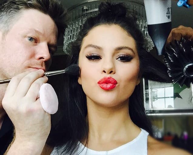 Selena compartió con sus fans una linda foto de ella poniéndose muy bella. La cantante sí que sabe qué hacer para lucir como toda una estrella.