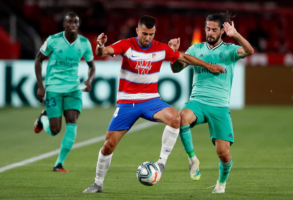 Isco relaiza un regate de más y Fede Vico le roba el balón y comienza un contragolpe peligroso.