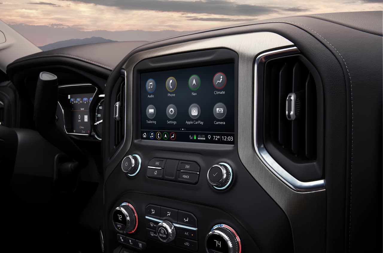 El sistema de infoentretenimiento de la GMC Sierra está basado en una nueva plataforma de manejo más intuitivo, respuesta más rápida y un mejorado reconocimiento de voz. La 
<b>pantalla táctil es de ocho pulgadas.</b>