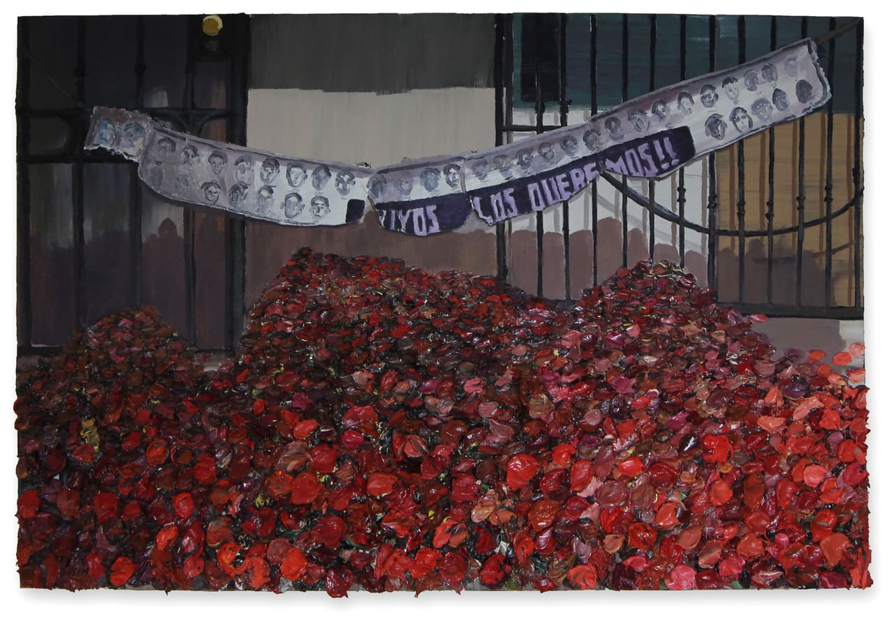 "¡Vivos los queremos!" Hace referencia a los 43 estudiantes que desaparecieron en Iguala, Guerrero, México el 26 de septiembre de 2014. El contexto de esta pintura es el duelo y la idea de que con el paso del tiempo las imágenes utilizadas comienzan a deteriorarse debido a las continuas protestas. Los pétalos indican el duelo colectivo, sugiriendo el paso del tiempo y el trauma constante de tal evento.