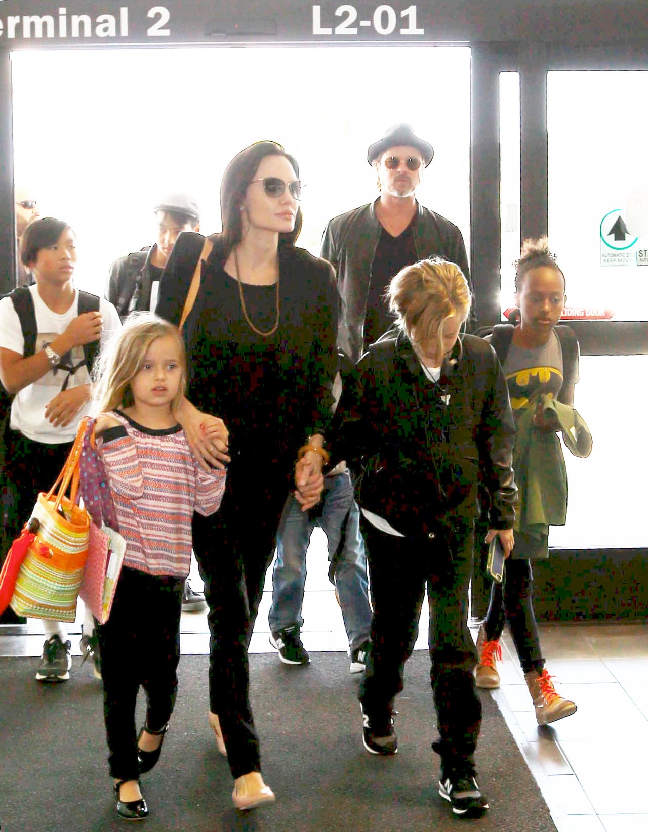 El famoso matrimonio arribó al aeropuerto de Los Ángeles en compañía de todos sus hijos, ¡son una linda familia!