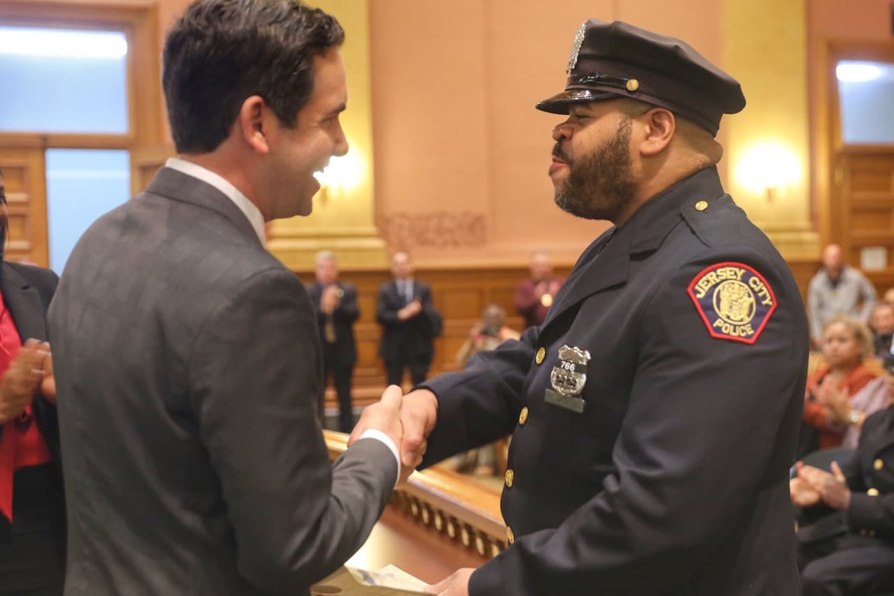 Reconocen y ascienden a primeros oficiales en responder al tiroteo en Jersey City el pasado 10 de diciembre.