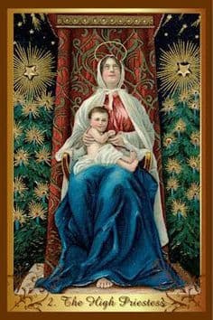 Muy convenientemente, la Emperatriz o Sacerdotisa de la carta regular del tarot, es reemplazada en la navideña por María, sosteniendo al niño Jesús. De igual manera simboliza la sabiduría y el amor de la reina en el trono.