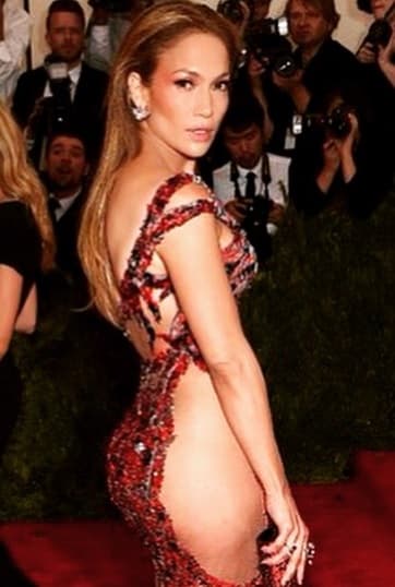 Y a ella le fascina ser considerada como una de las más sexys, tanto que hasta consiente a sus fans en las redes sociales con sus atractivas fotos.