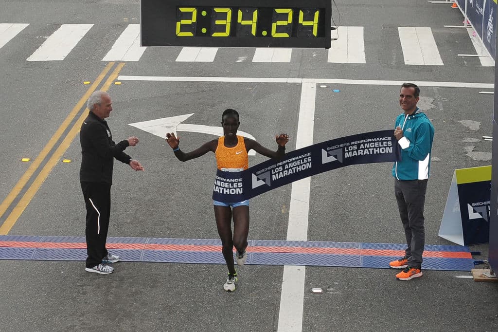 Hellen Jepkurgat, ganadora de la división femenina, completó la jornada en 2 horas, 34 minutos y 24 segundos.
