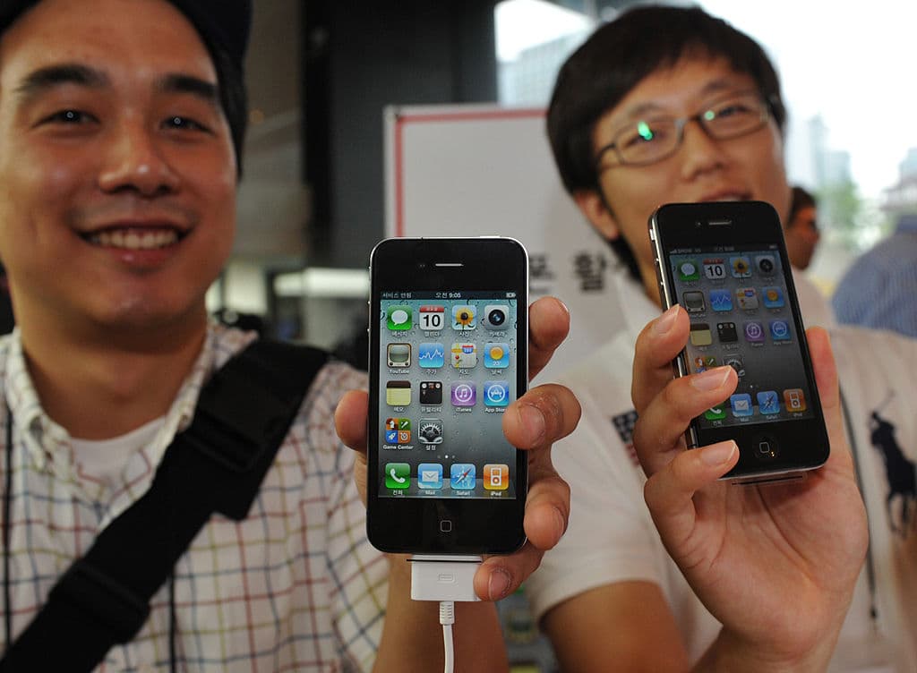 Apenas meses después, Apple presentó la versión 4S del iPhone. Fue el primer modelo en incluir a la asistente virtual Siri. Trajo consigo una mejor cámara y otros avances en su funcionamiento. La presentación de este teléfono, el 4 de octubre de 2011, vino manchada por la noticia de la muerte de Steve Jobs, que ocurrió un día después.